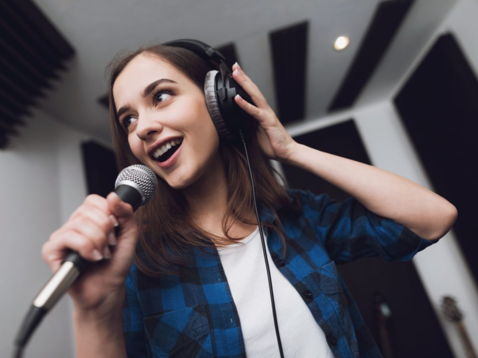 фото нанесения макияжа на лицо девушки 