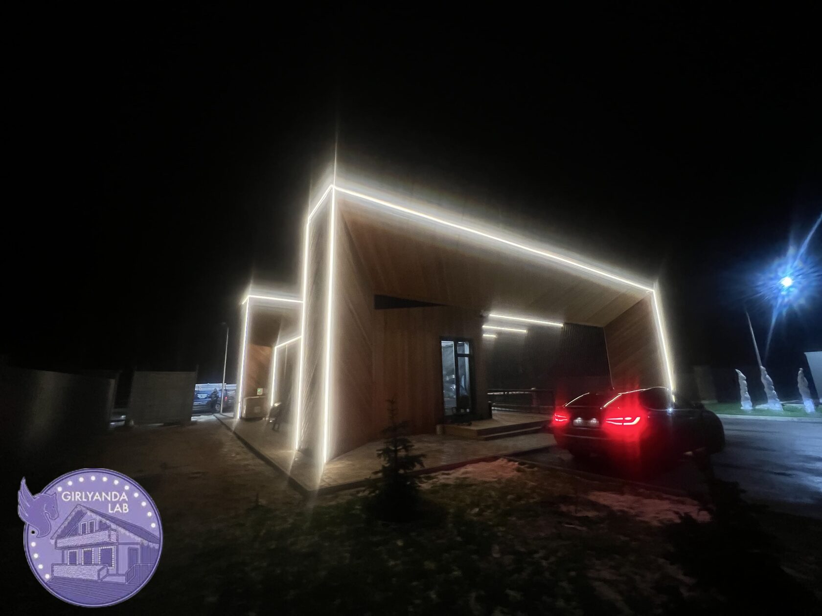 Подсветка въездного поста КП Юрьево парк - ночной вид