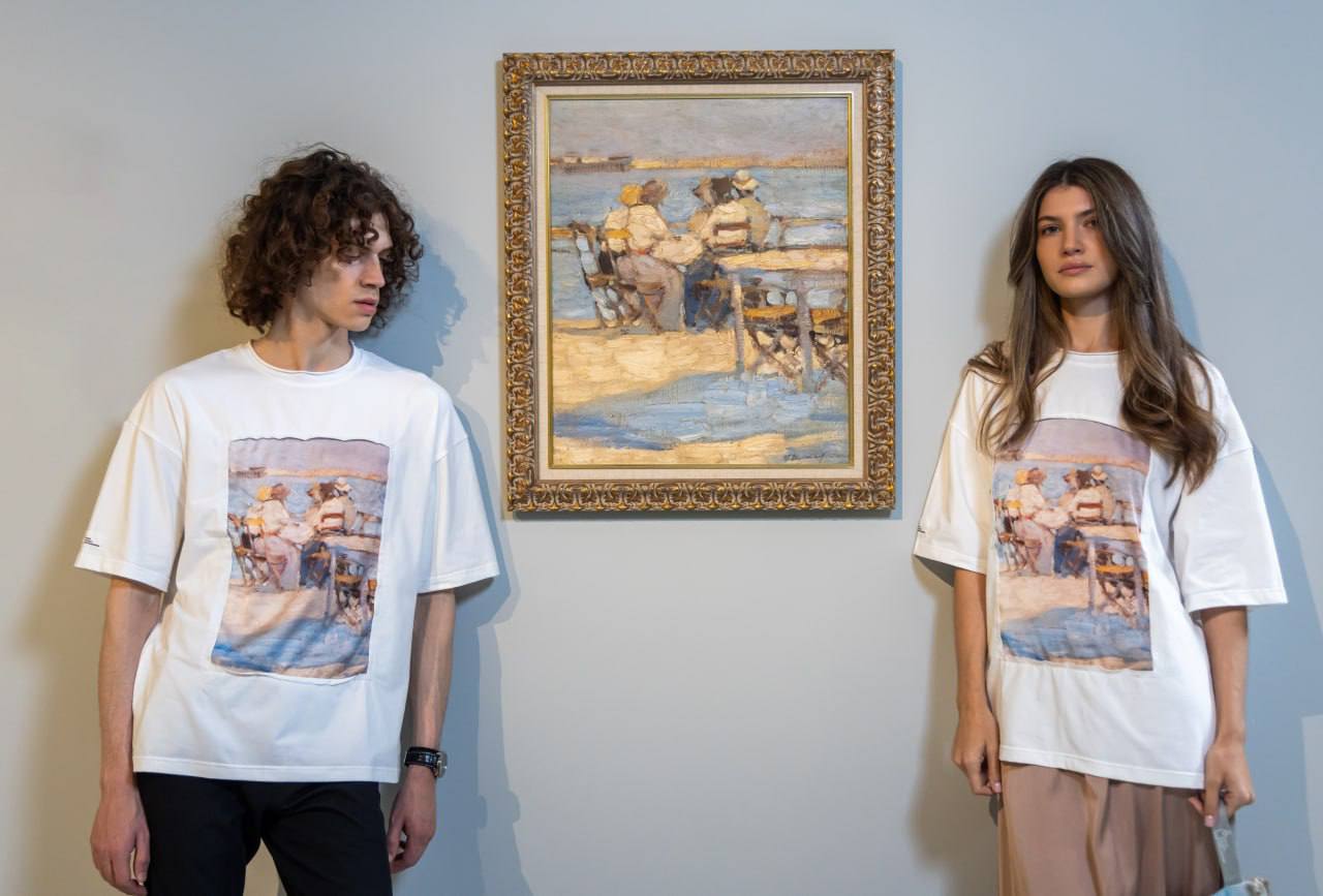 Футболки Artograph с репродукциями картин — пара в галерее рядом с живописным полотном