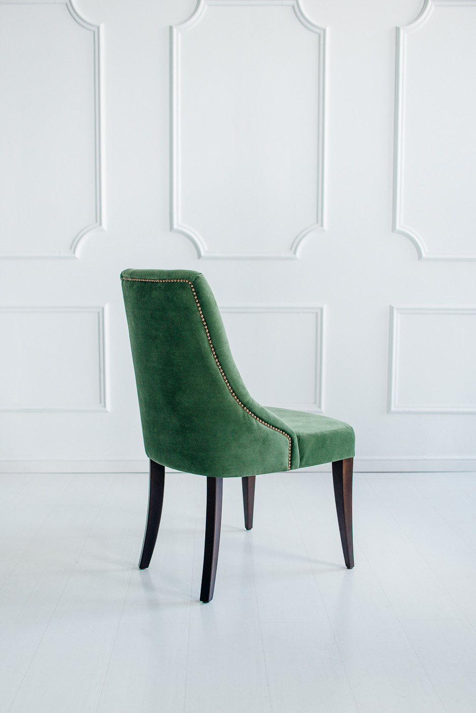 белый стул с зеленой обивкой