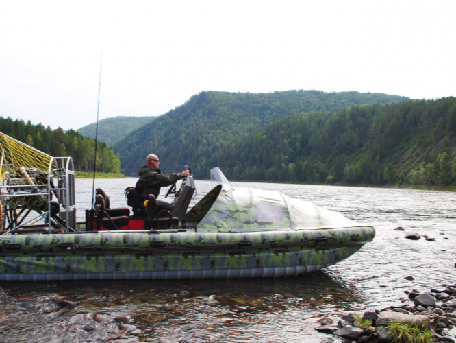 фото парня и девушки на романтическом свидании в публичном месте