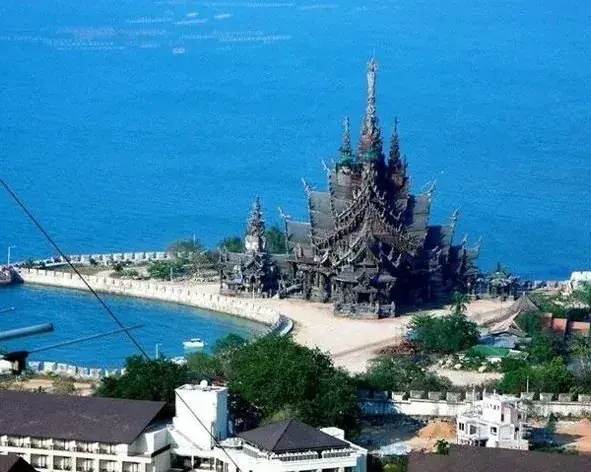 Храм на мысе, море и волнорез