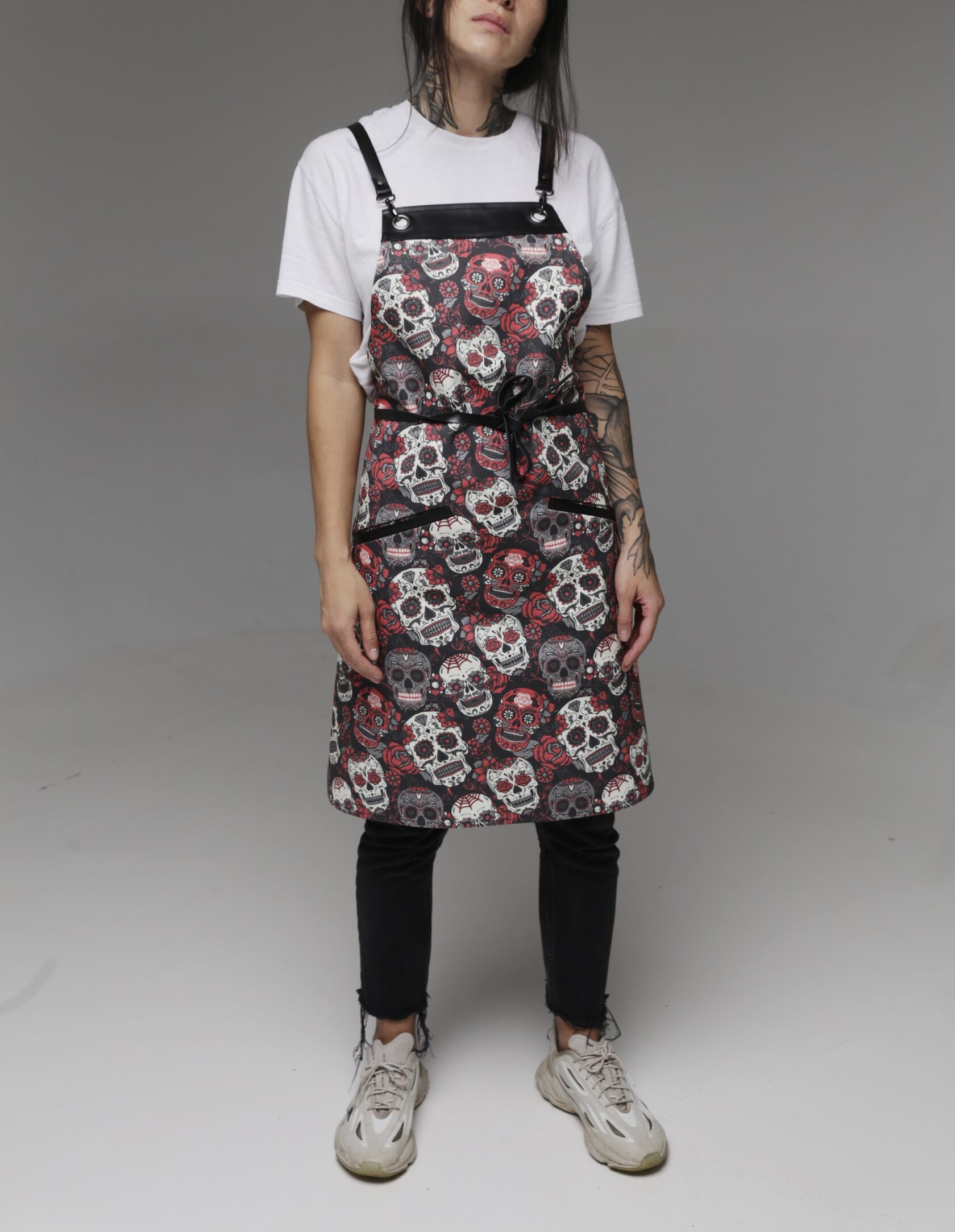 Фартук «Pattern» с кожаными лямками, принт красные черепа