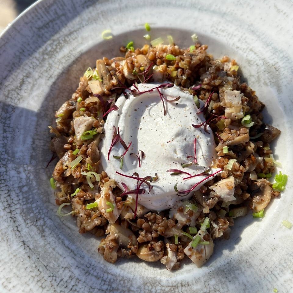 Блюдо: Гречка с курицей, грибами и муссом из пармезана