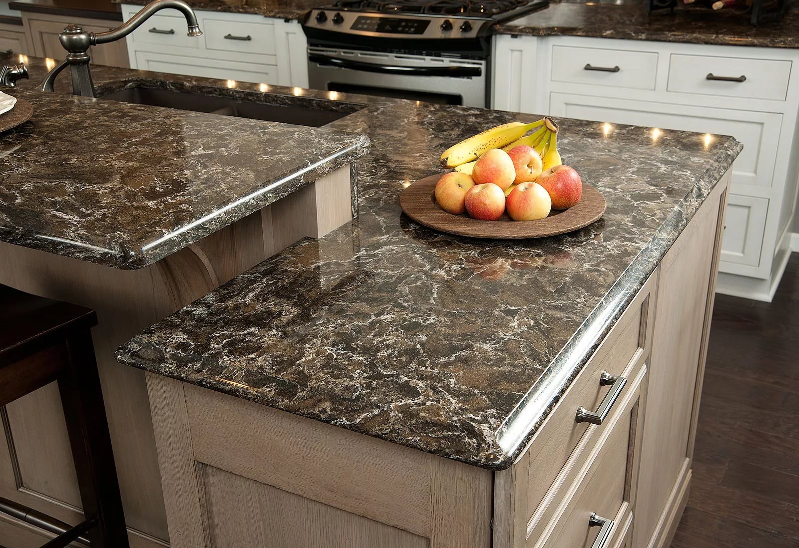 стол кухонный с покрытием из искусственного камня