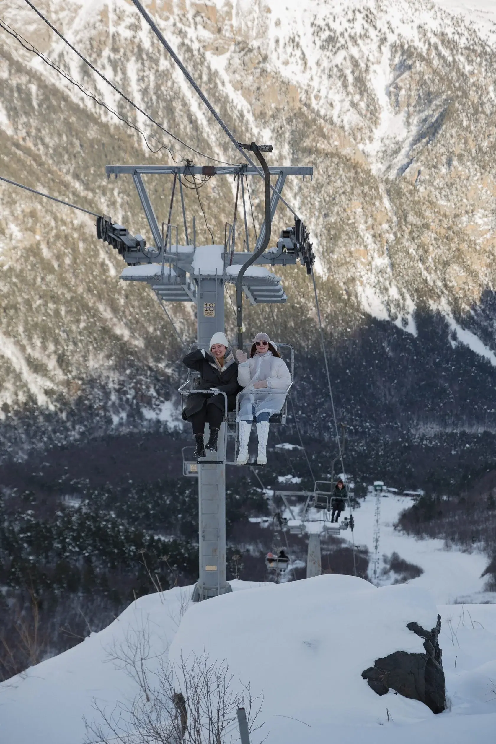 Туристы на канатной дороге в туре по Осетии и Ингушетии