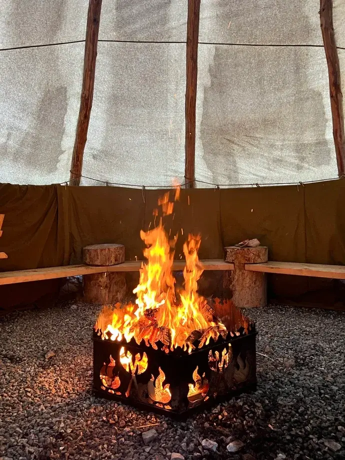 Костёр вигвам/типи в зоне отдыха глэмпинга Тишина — атмосферный вечер у огня на территории базы отдыха