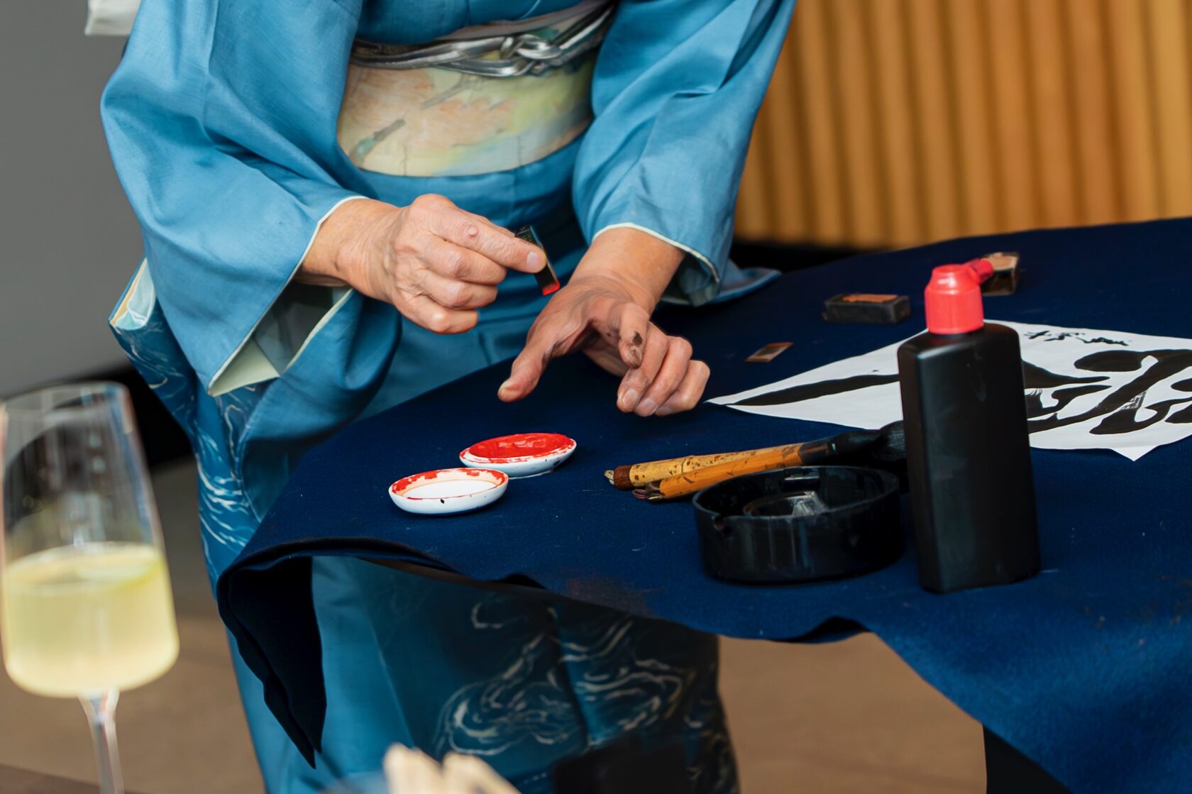 Детайл от процеса на японската калиграфия – мастило, печат и инструменти за писане върху оризова хартия.