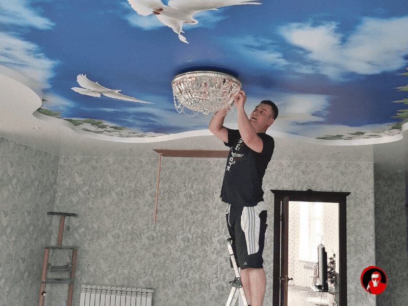 Монтаж двухуровневого потолка с рисунками голубей.