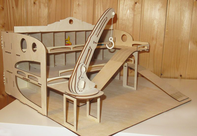 Парковка с краном из фанеры