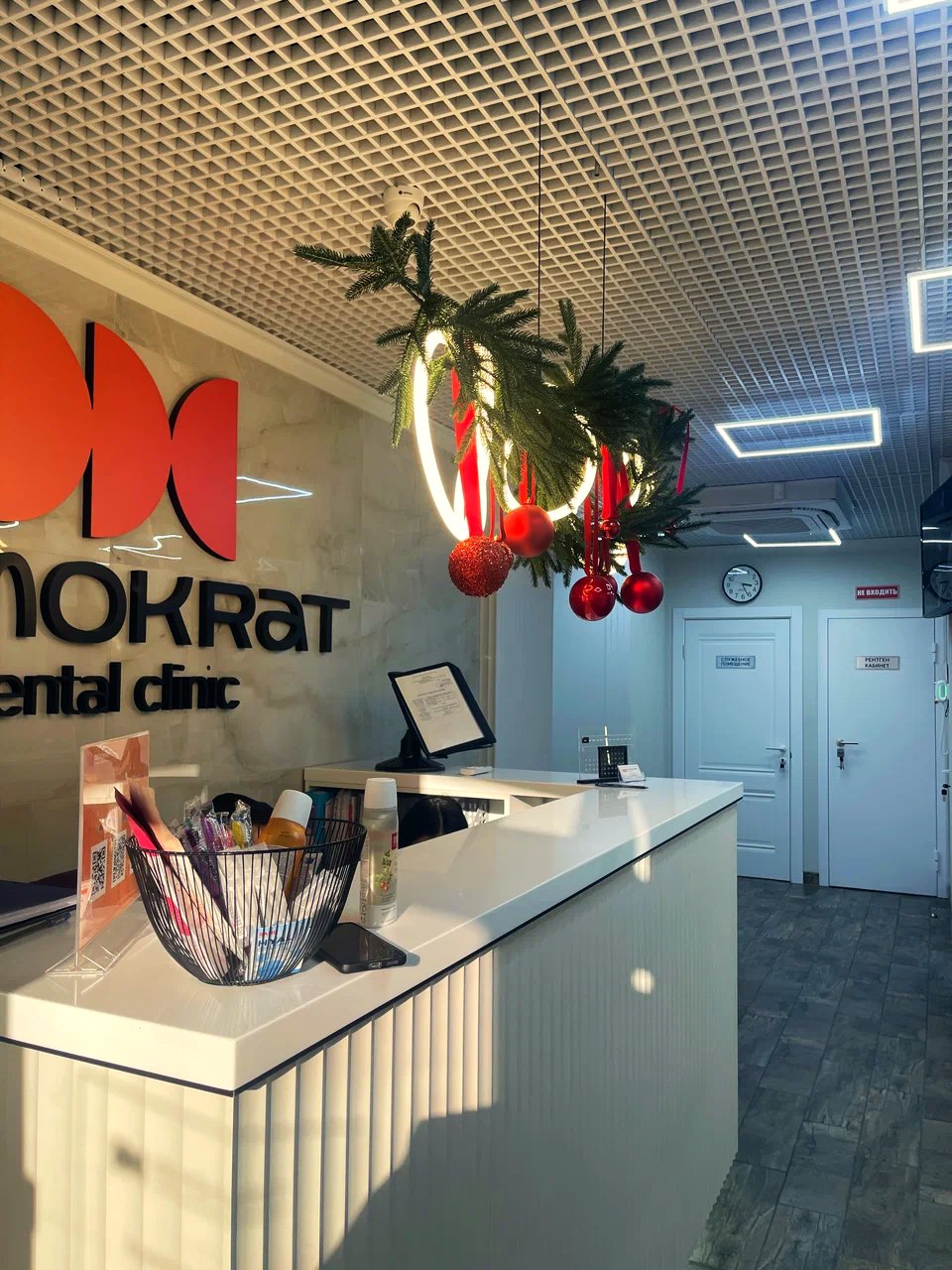 Ресепшн клиники Demokrat в Анапе в рабочий день