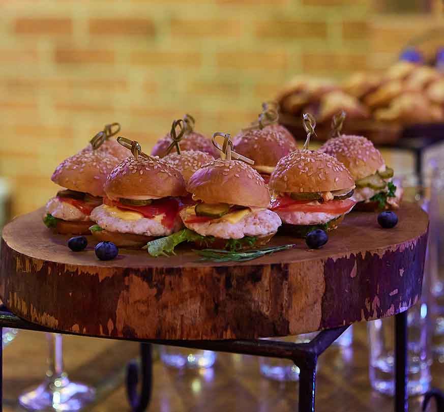 мини бургеры на столе