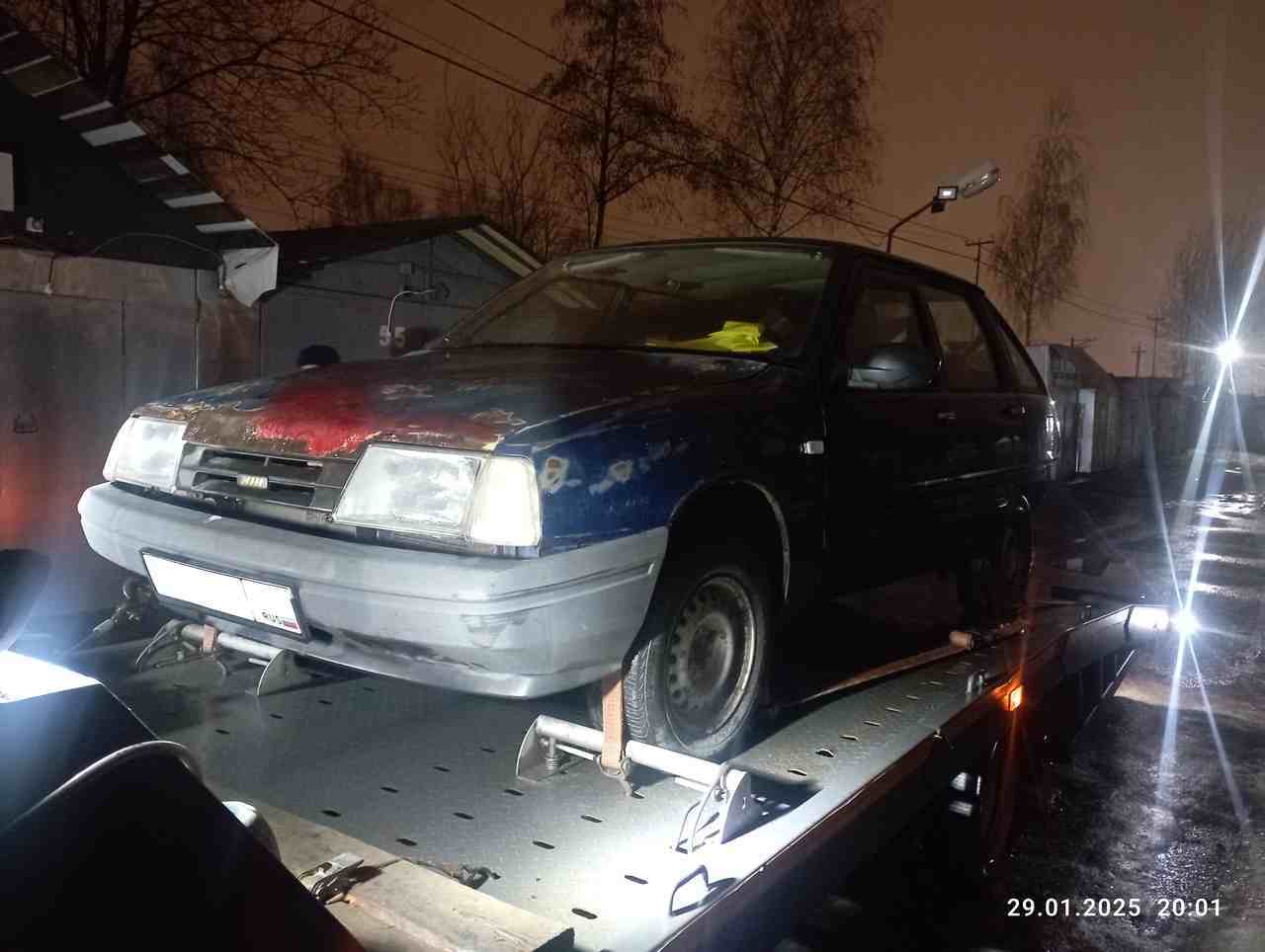 Эвакуация автомобиля ИЖ с  проспекта Культуры в Выборгском районе Санкт-Петербурга