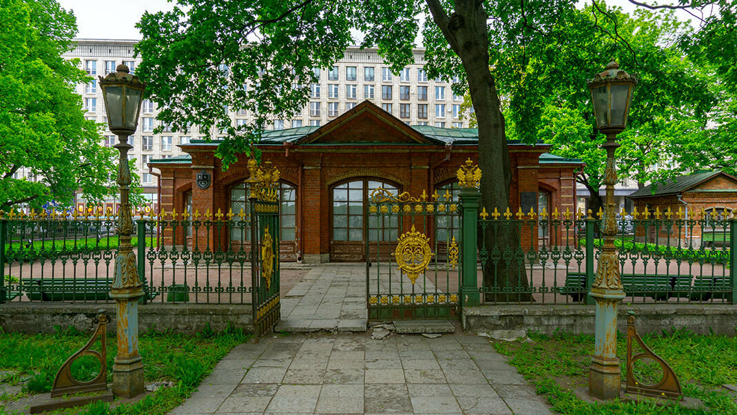 Первый дом на первом. Домик Петра 1. Домик Петра i (Санкт-Петербург). Домик Петра i в Санкт-Петербурге (1703). Домик Петра 1 Петровская набережная 6.