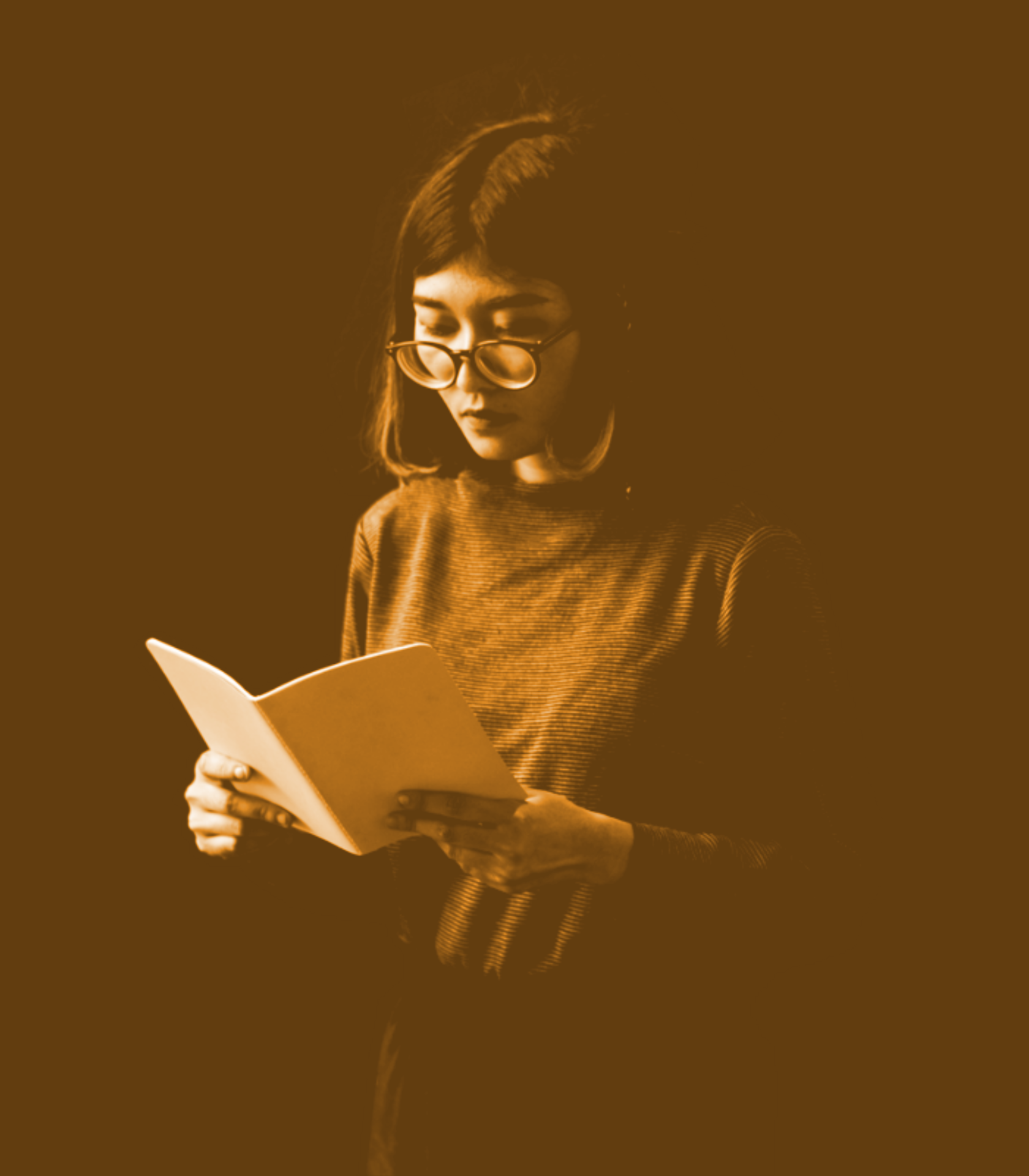 взрослая женщина изучает английский язык