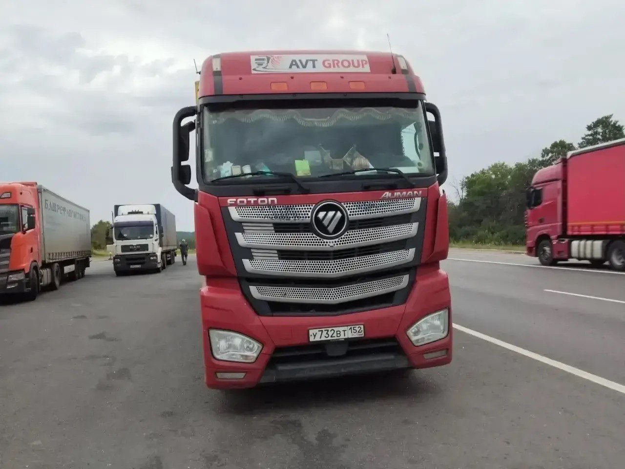 Foton Auman красный на трассе