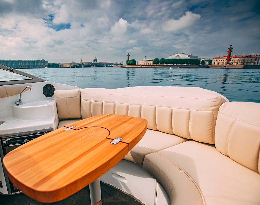 Большой диван на катере Эйфория