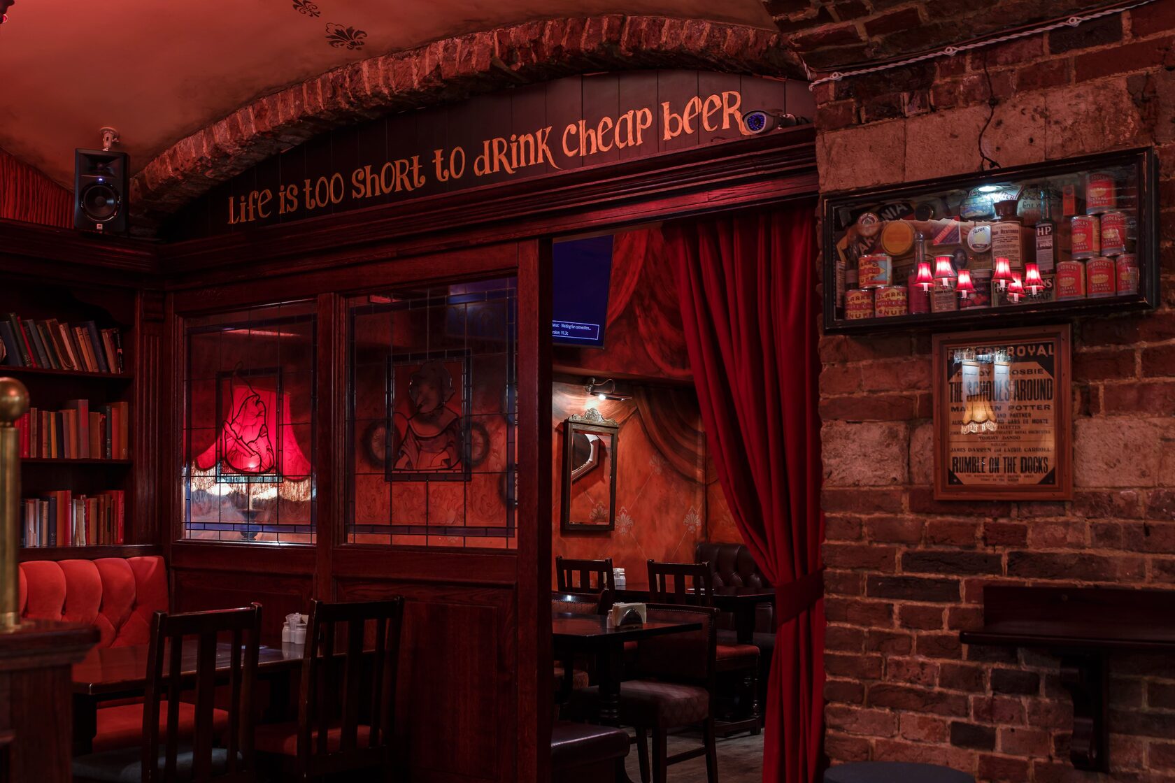 Паб воскресенск. Punch and Judy pub на Пятницкой. Ресторан Punch & Judy pub. Кроули Айриш паб, Москва. Ирландский паб Владивосток.