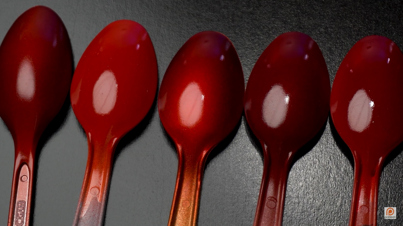 Ведущий канала 3D Printed Props проводит тесты на ложечках (https://www.youtube.com/@3DPrintedProps)