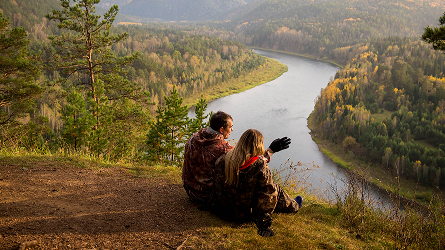 фото парня и девушки на романтическом свидании в публичном месте