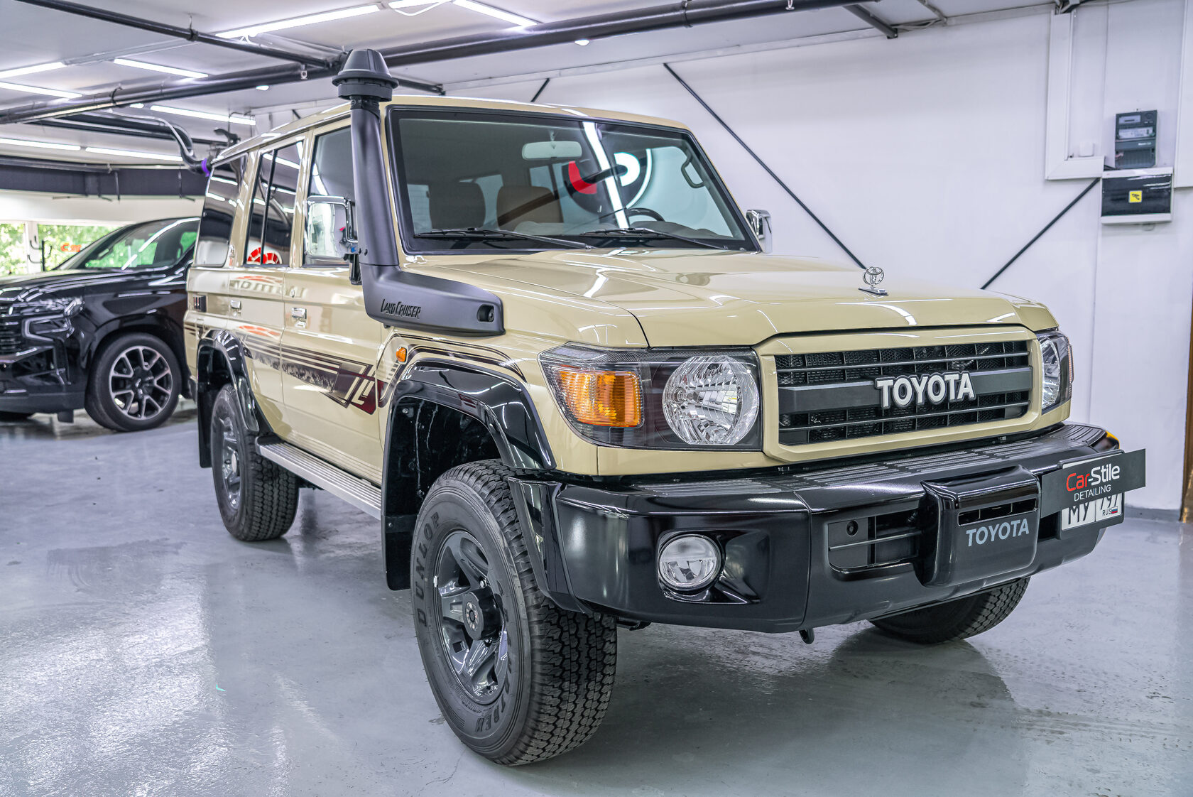 Оклейка Toyota Land Cruser 70 антигравийной пленкой