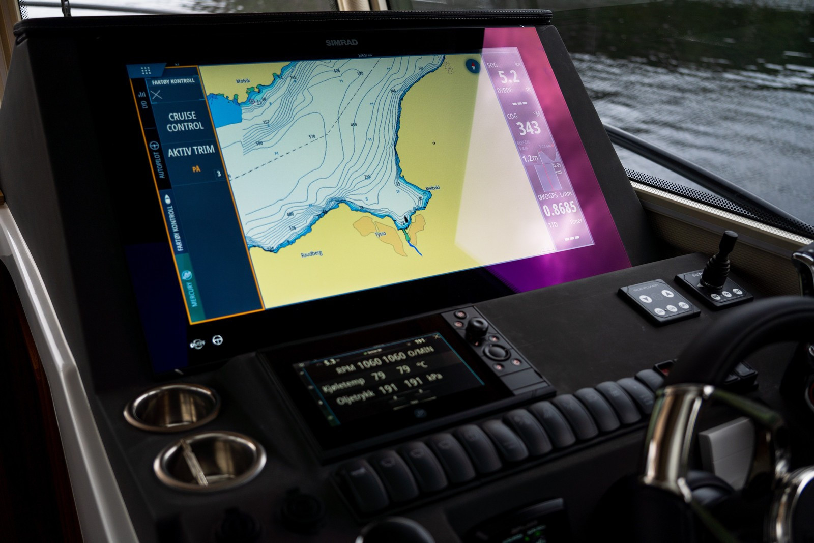 Nord Star 33+ камбуз со шкафчиками и оборудованием