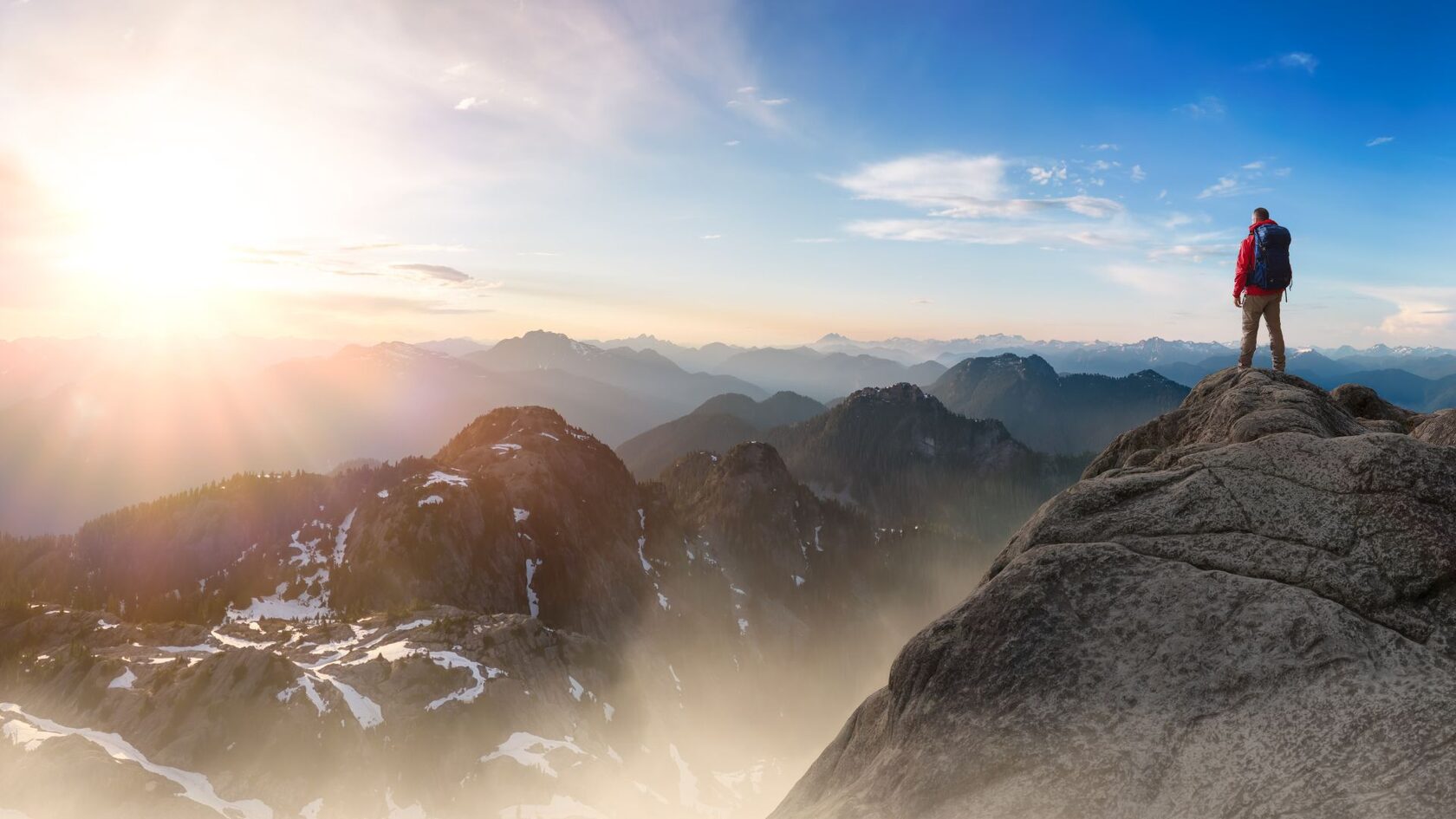 Человек стоит на краю обрыва, символизируя страх перемен, но смотрит в светлое будущее с надеждой Ксения Кутянская