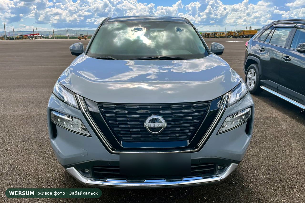 Nissan X-Trail e-Power, спереди: решётка V-образной формы