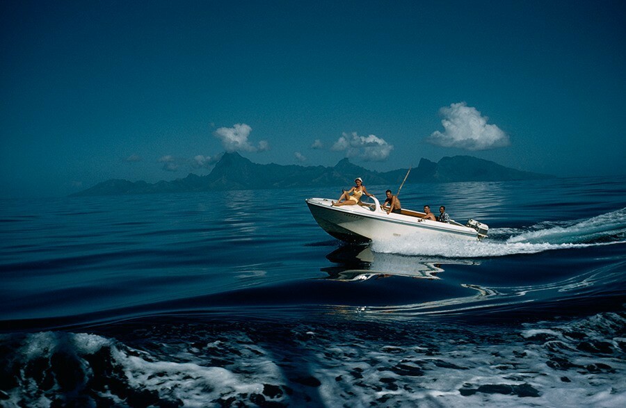 Лодка с туристами у берегов Таити, 1962. Фотограф Луис Марден