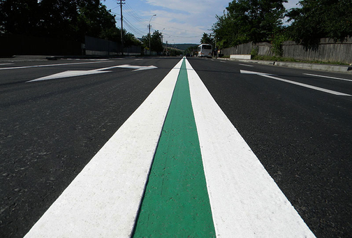 Нанесение дорожной разметки холодным пластиком