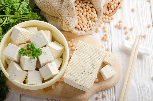 Тофу и все продукты из сои содержат высокобелковые вещества и не омыляемые жиры, недавно признанные хондропротекторами