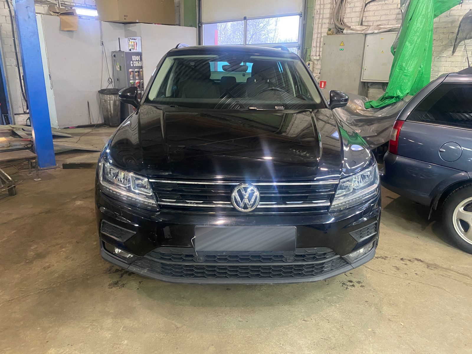Volkswagen Tiguan 2.0 2020 г.в. в автосервисе в Колпино, Рабочий пер. 3. Замена + окрас капота, Ремонт электропроводки, Ремонт и окрас переднего бампера, Замена лобового стекла.