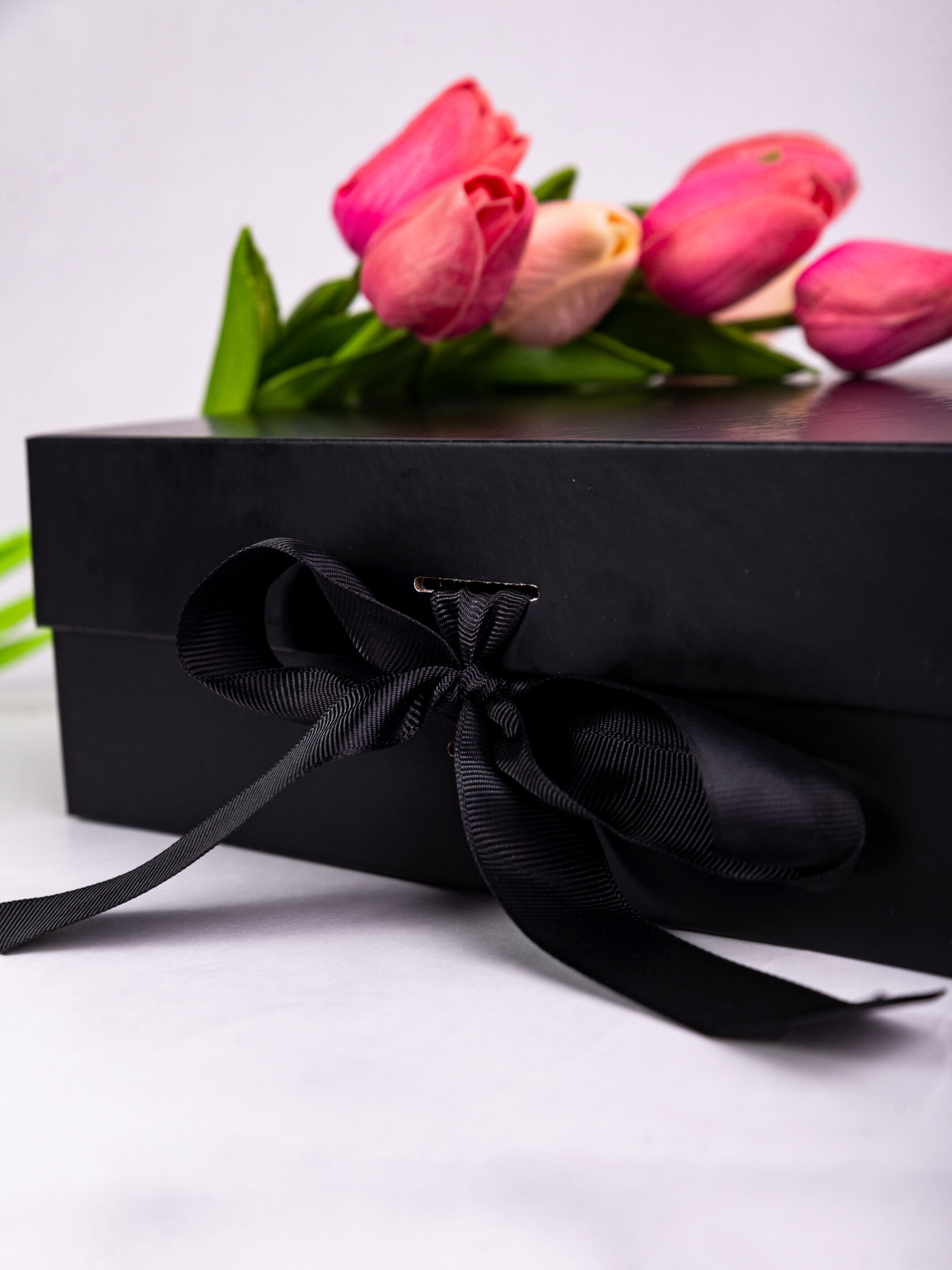 Чёрная подарочная коробка PackMe с атласной лентой и тюльпанами