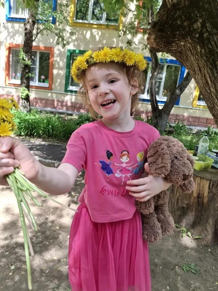 Сопровождающий ведёт ребёнка из школы