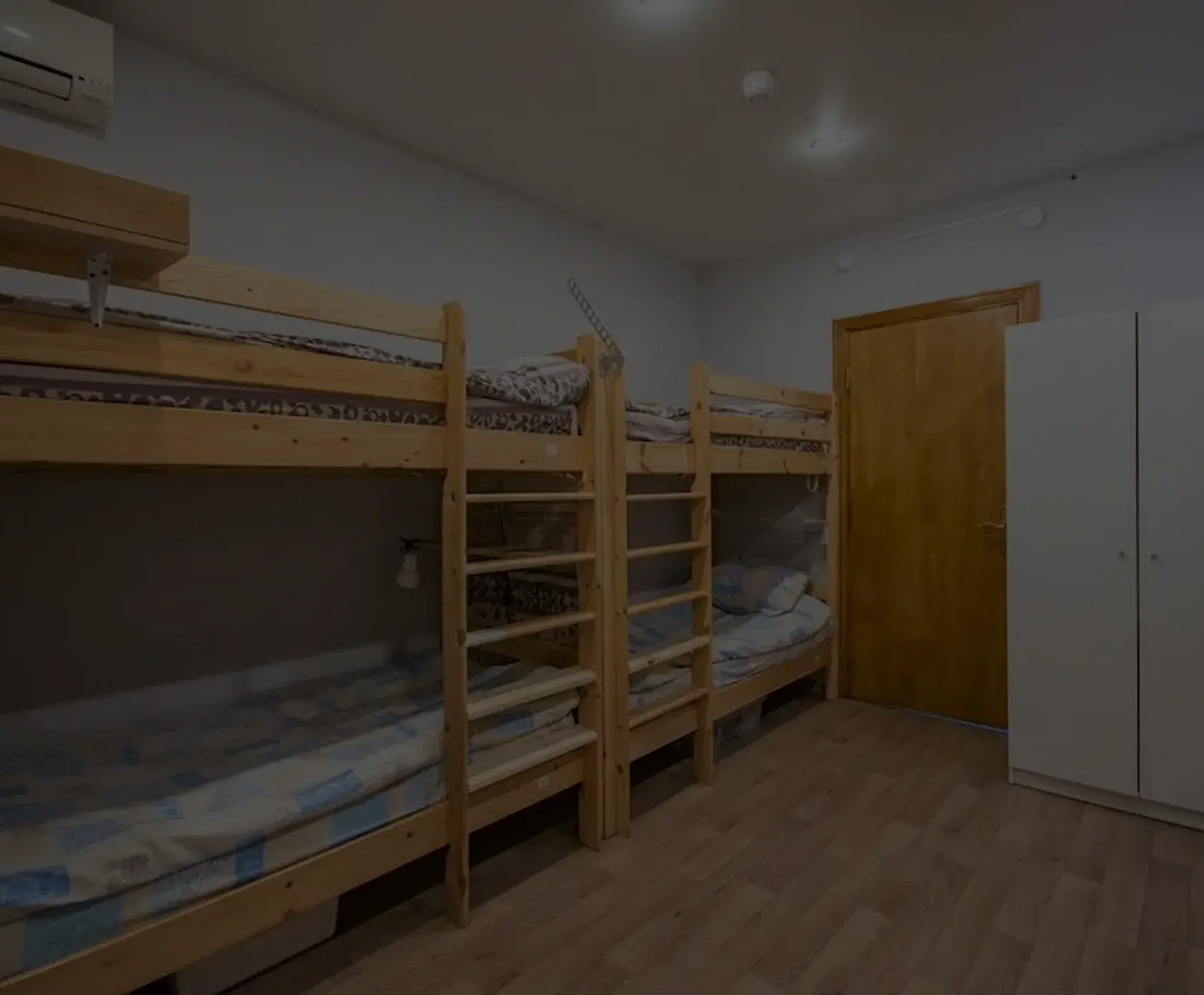 Удобные двухъярусные кровати с личным светом и розетками в хостеле Митино или на Кутузовском проспекте