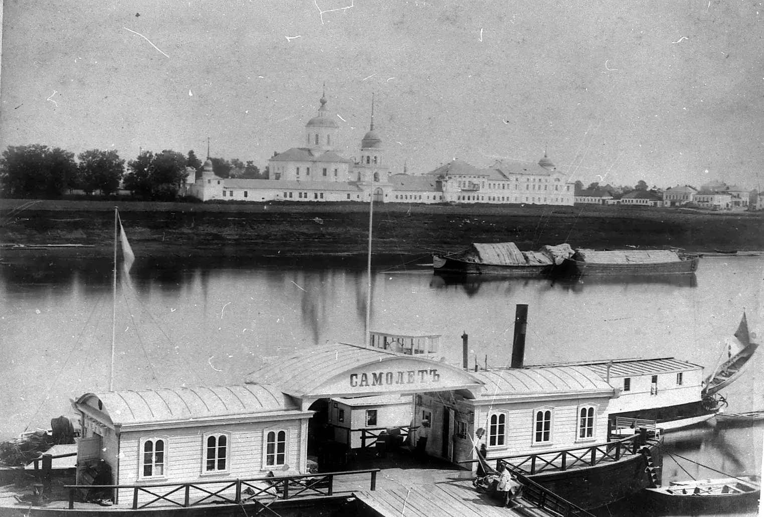 Историческое фото Твери начала 20 века: деревянный дебаркадер пароходного общества Самолёт на реке Волге