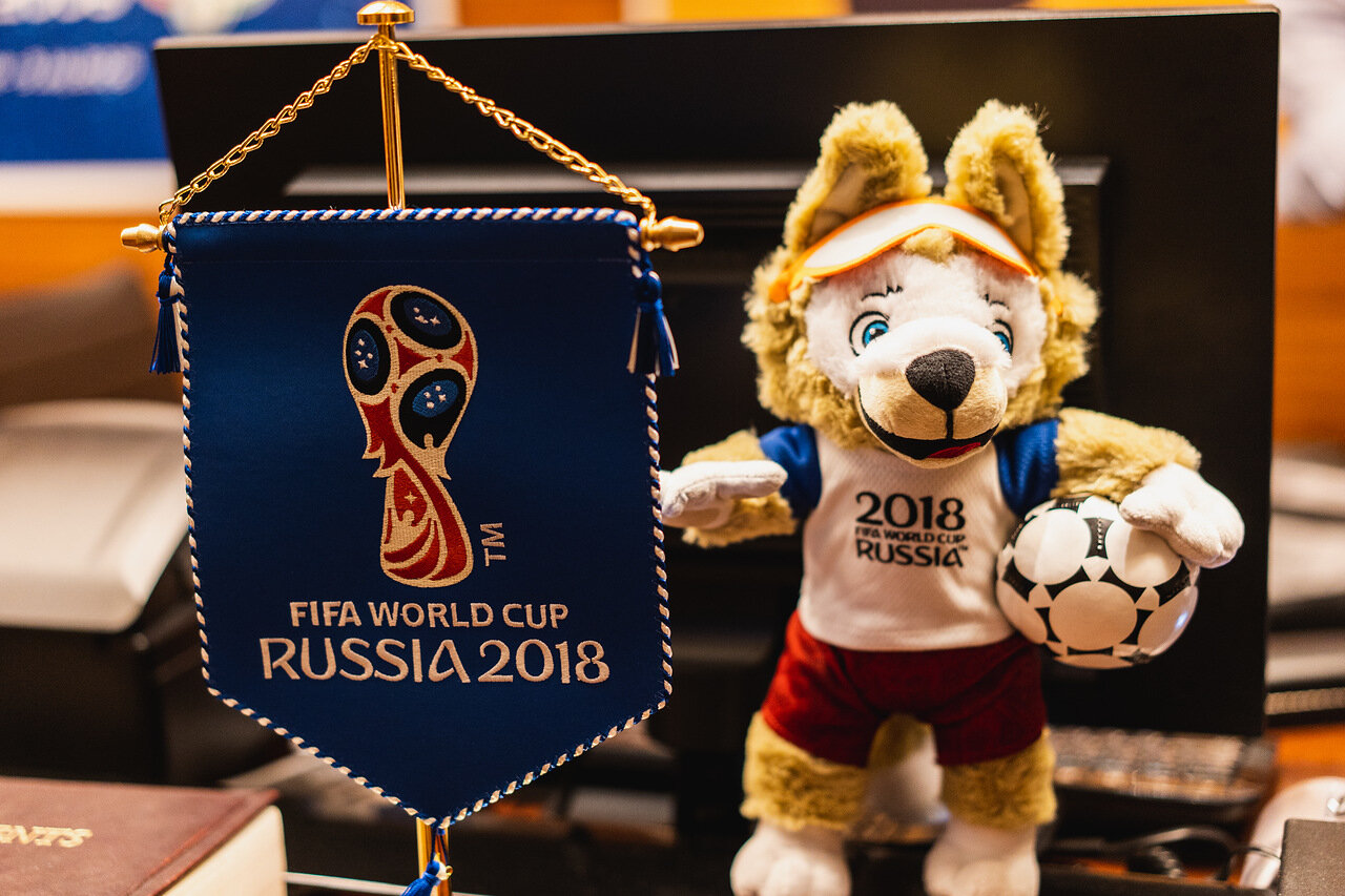 Шоу-программа с перьями и яркими костюмами
