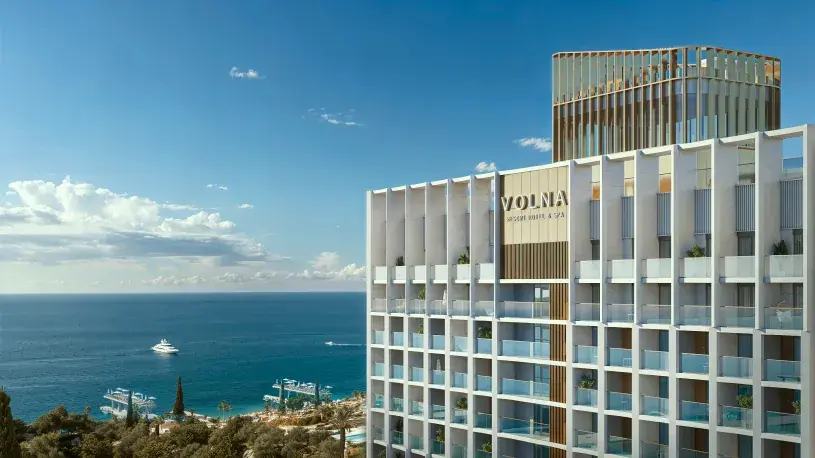 Фасад Volna Resort на берегу моря