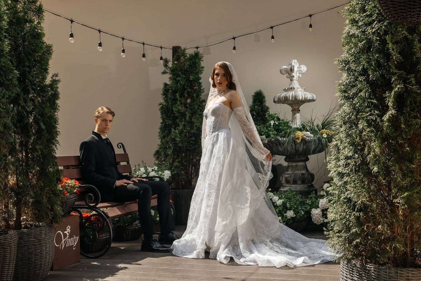 Интерьер ресторана Vinity на Фурштатской — зеркальная стена и хрустальные люстры