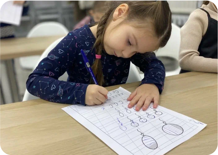 девочка пишет