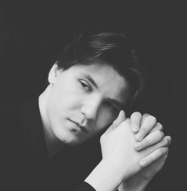 Лев Клочков за роялем в концертном зале