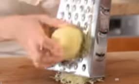 Приготовление оладий из кабачка и картофеля с сыром на сковороде: шаг 3