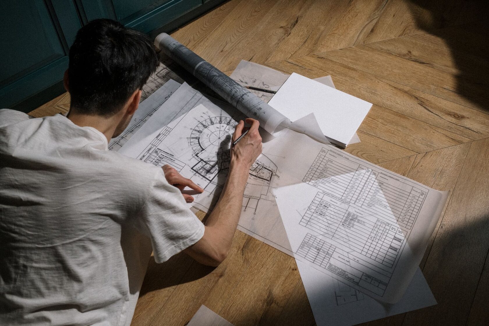 Пример скрытой двери в черновую кухню из чистовой зоны — проект студии Heshi Design