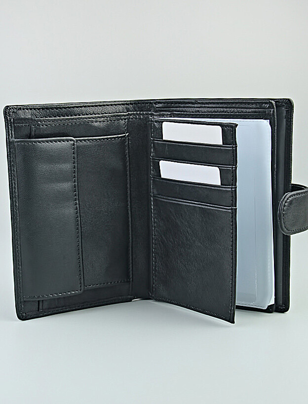 Портмоне мужское + обложка для документов. Многофункциональная обложка с кошельком выполнена из натуральной кожи, закрывается на кнопку.