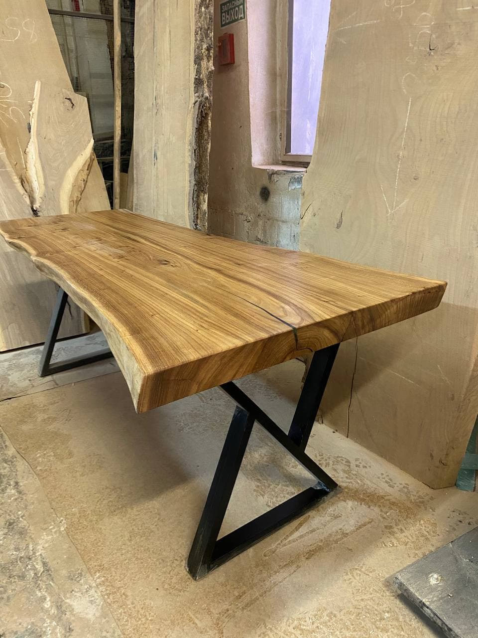 Обеденный стол из массива карагача