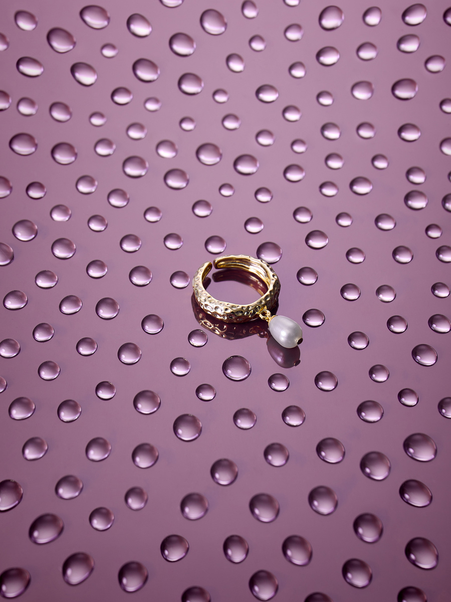тематическая съемка кольцо и капли воды розовый фон
