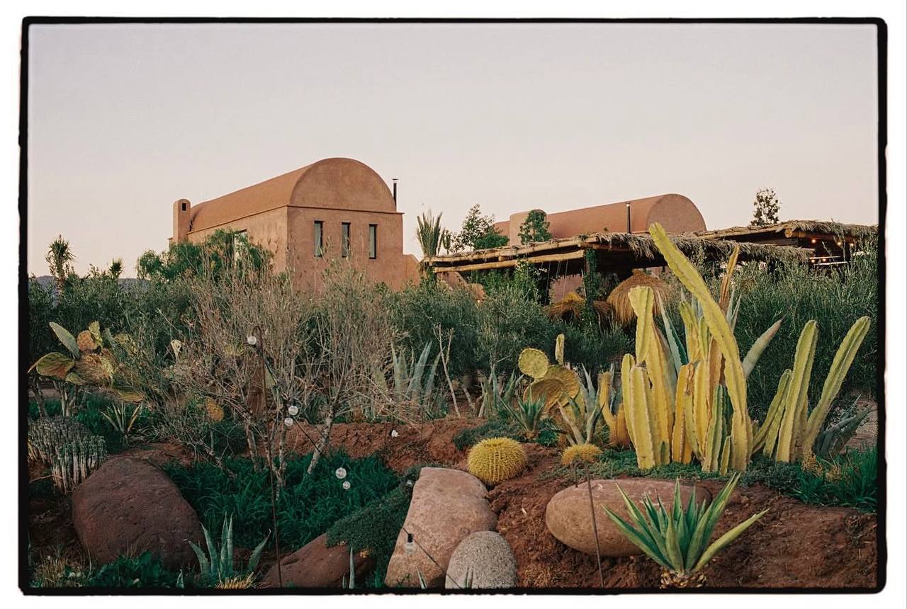Гостиная с камином в Farasha Farmhouse