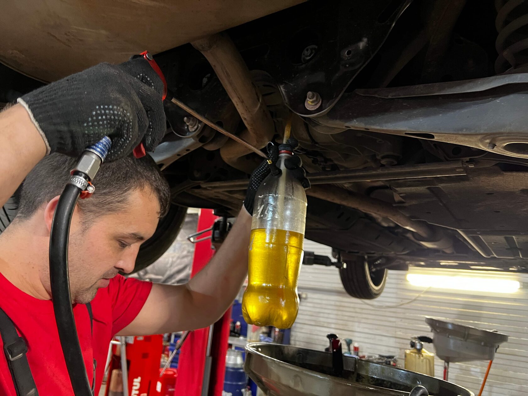 Заливаем новое масло в задний редуктор