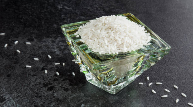 Белый шлифованный рис в стеклянной чаше — крупным планом