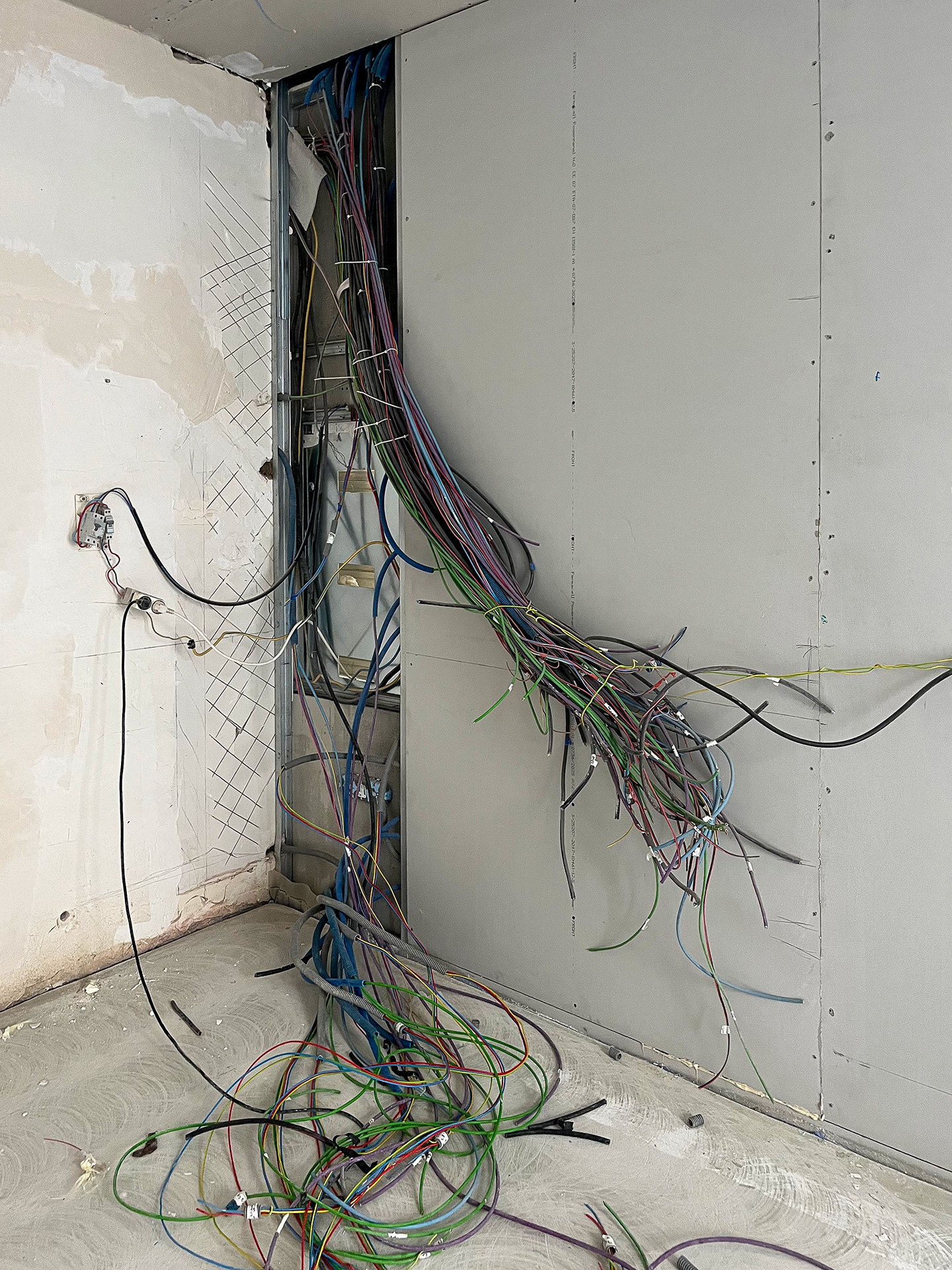 Infrastructure électrique et système KNX en cours d’installation dans un appartement